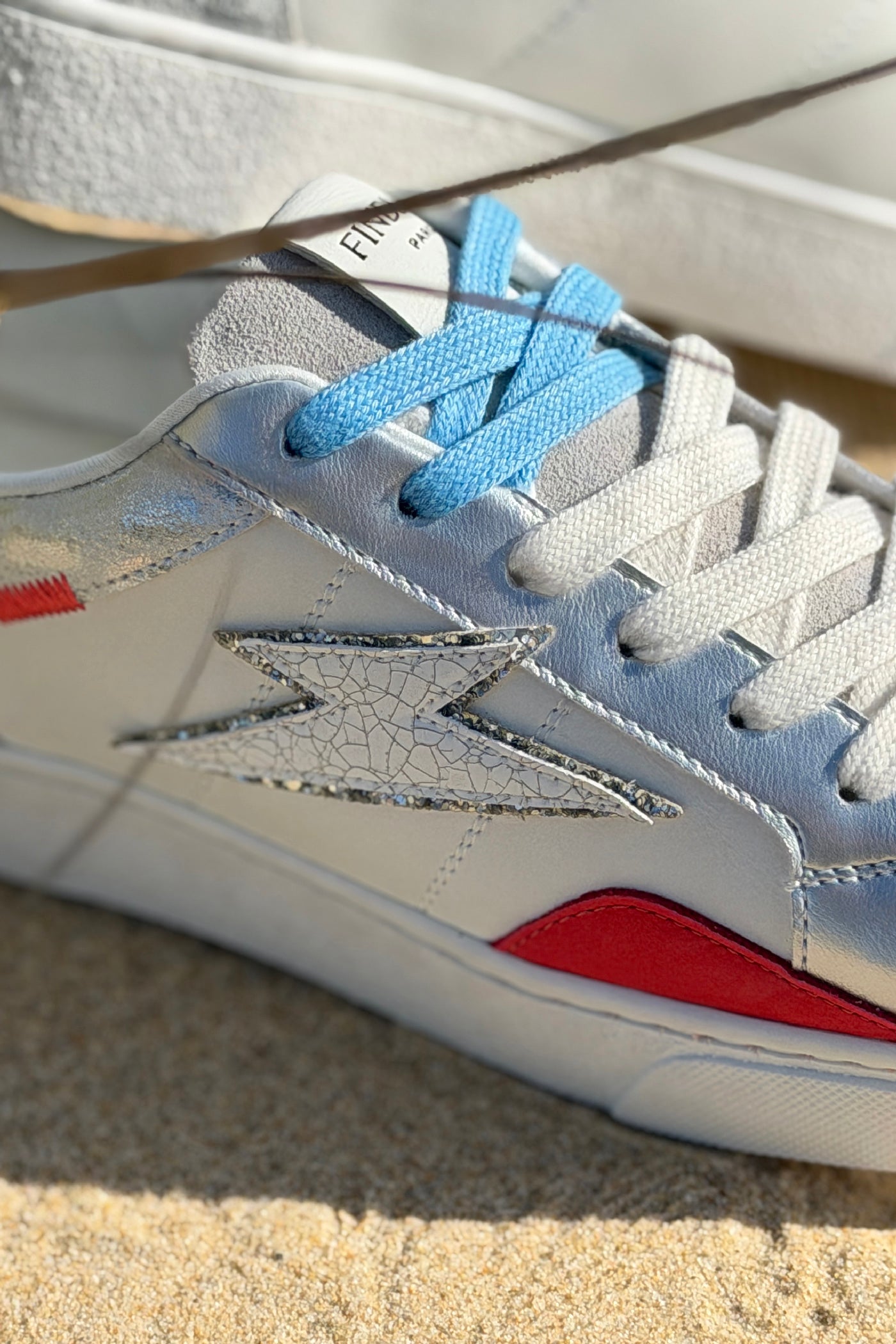 Tennis blanches en simili éclair effet usé avec détails bleu, rouge et léopard argent