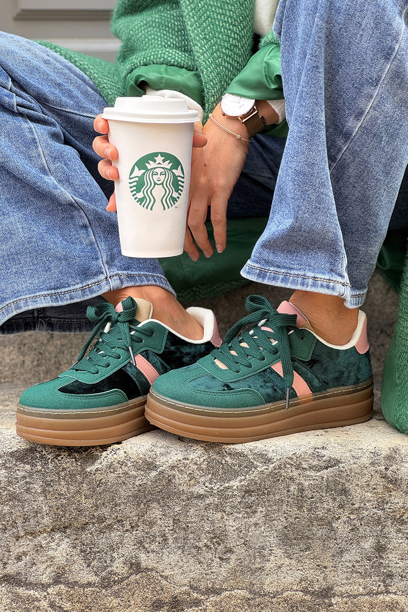Zapatillas de tenis de plataforma de terciopelo verde con rayas y tacón rosa.