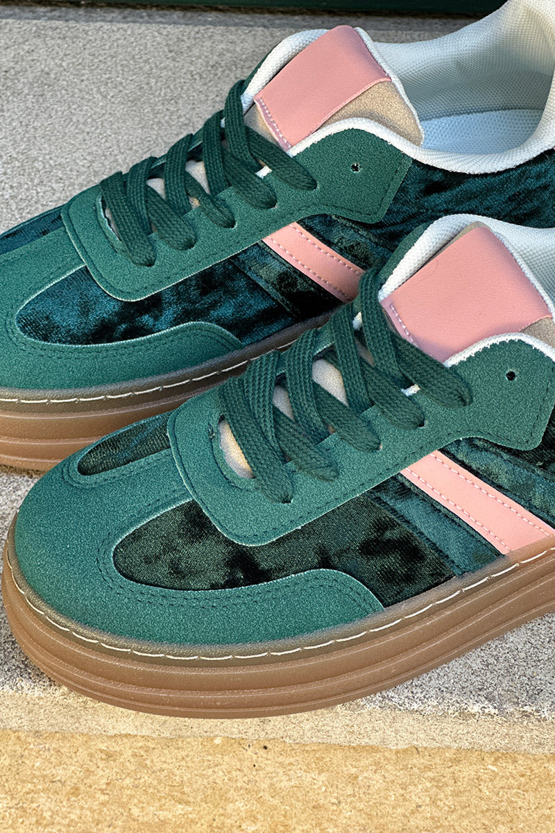 Zapatillas de tenis de plataforma de terciopelo verde con rayas y tacón rosa.