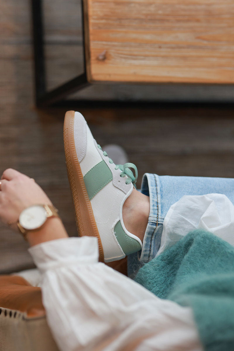 Zapatillas de tenis ligeras de color gris claro en tejido texturizado y ante rayado y cordones verde agua