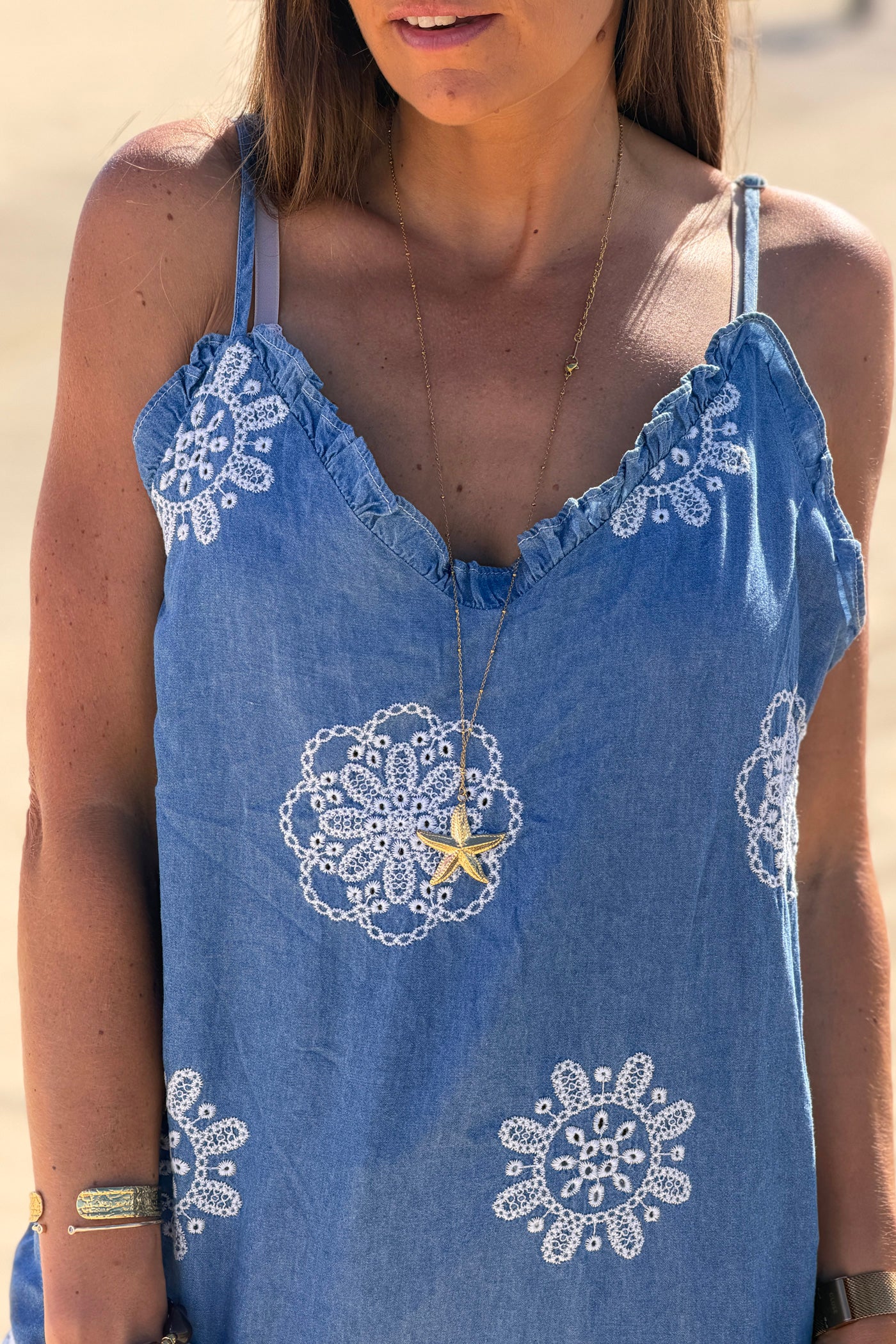 Top à bretelles fluide en coton style tencel denim détail broderie rosace