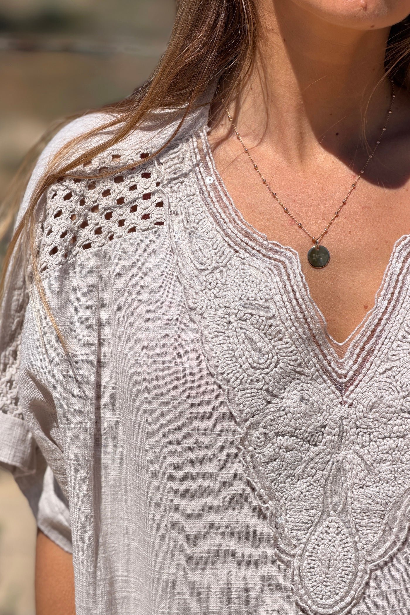 Top beige en coton large col broderie et sequins détail épaule ajouré