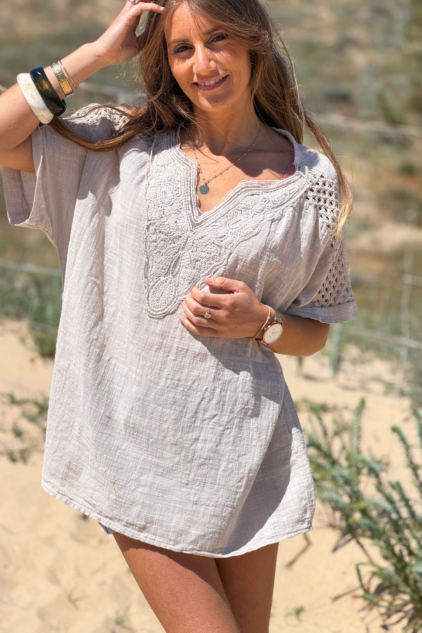 Top beige en coton large col broderie et sequins détail épaule ajouré