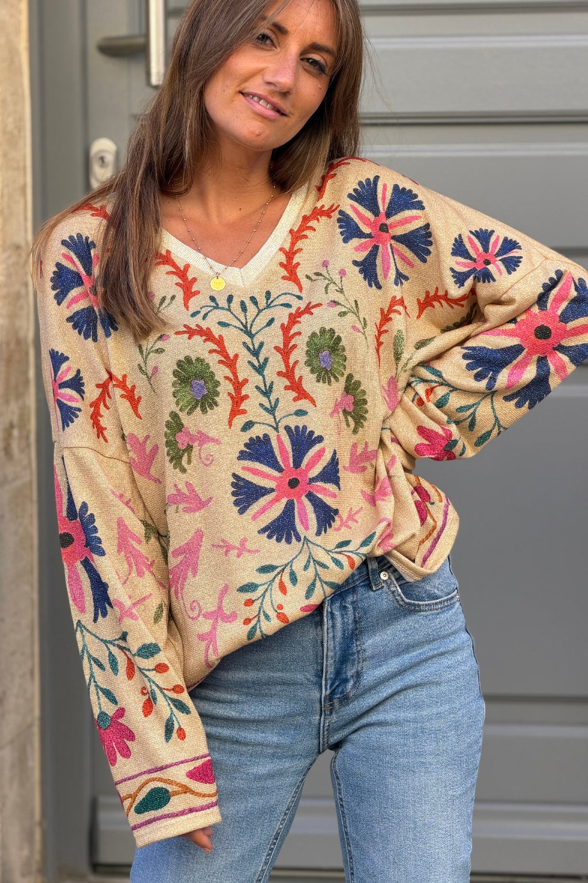 Top brillant beige imprimé effet broderie fleurs colorées