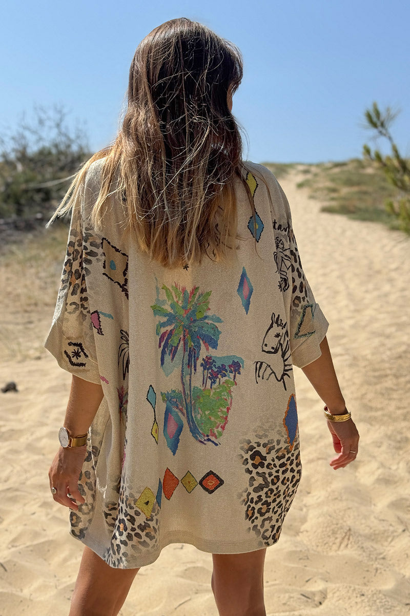 Gran top beige brillante con estampado de palmeras, leopardo y caballos