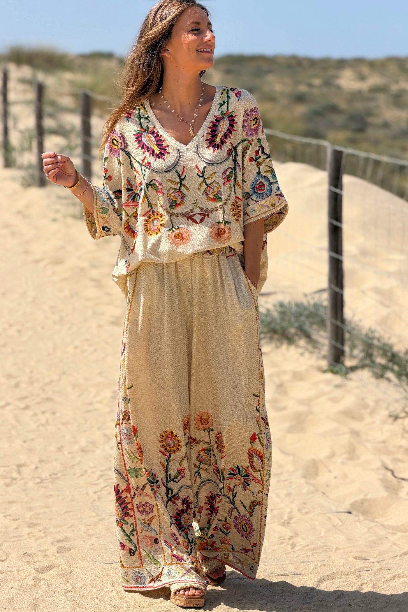 Top large et brillant lurex beige imprimé effet broderie coloré