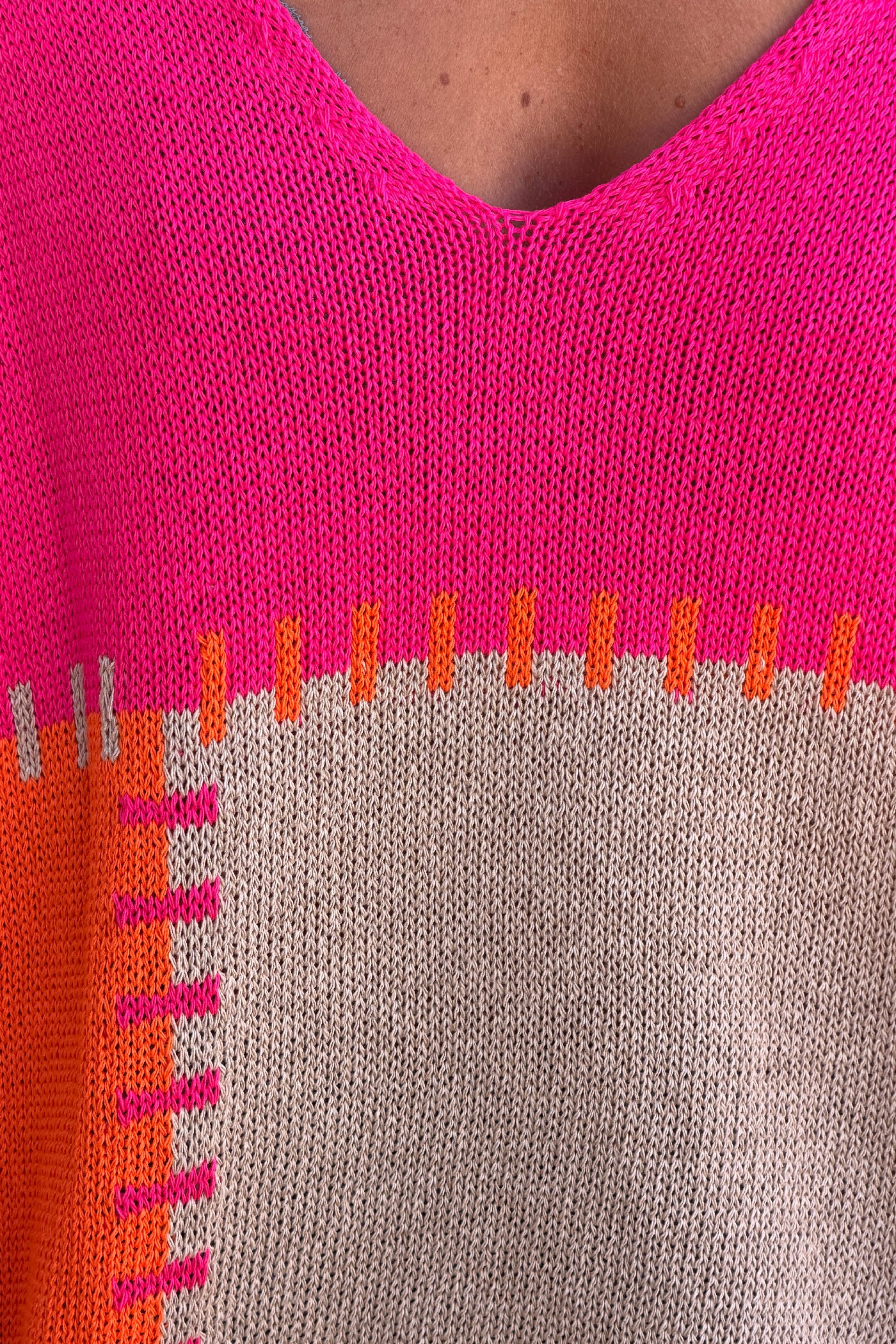 Top pull maille coton large motif patchwork orange et fuchsia
