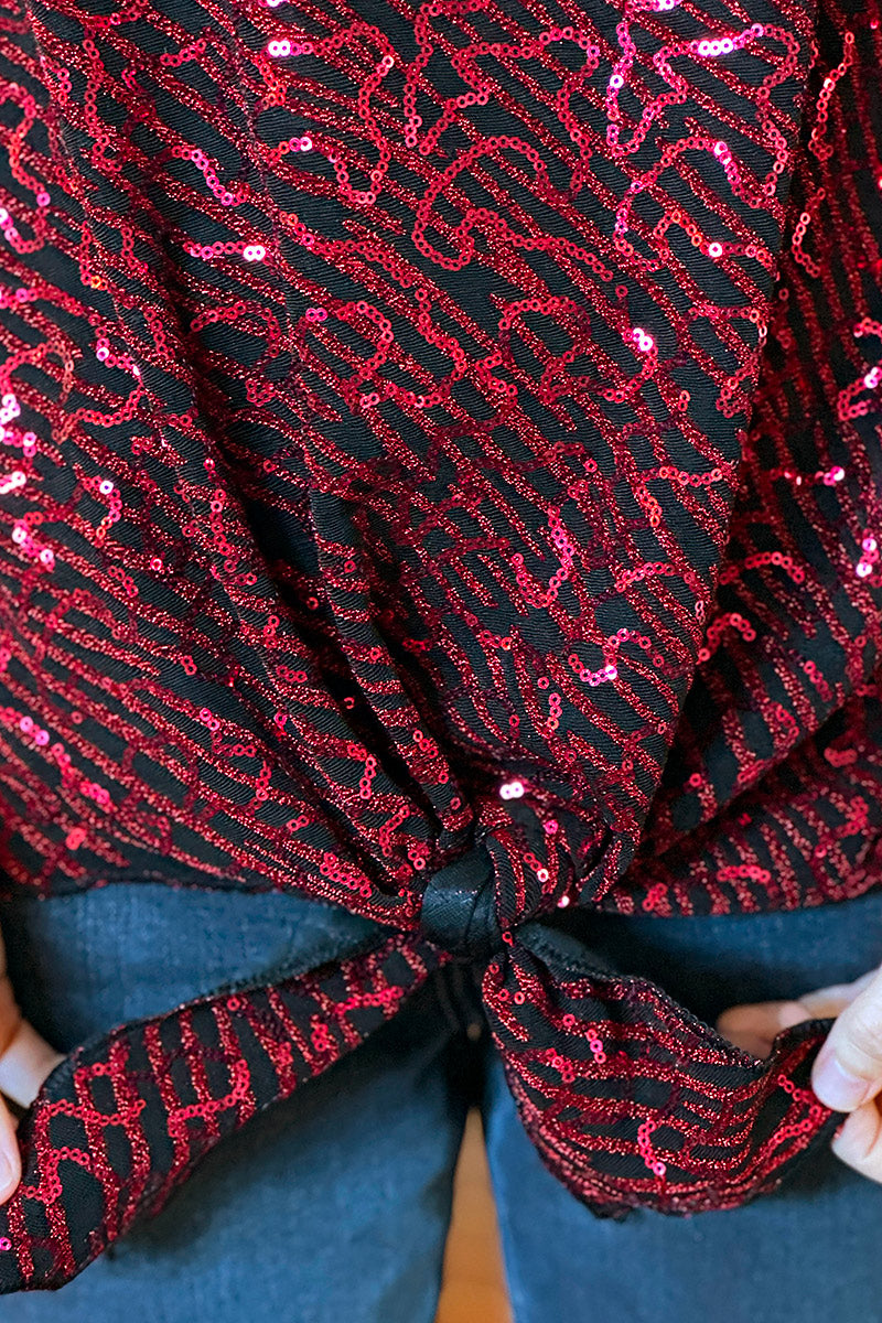 Top noir à sequins rouges à nouer manches chauve souris