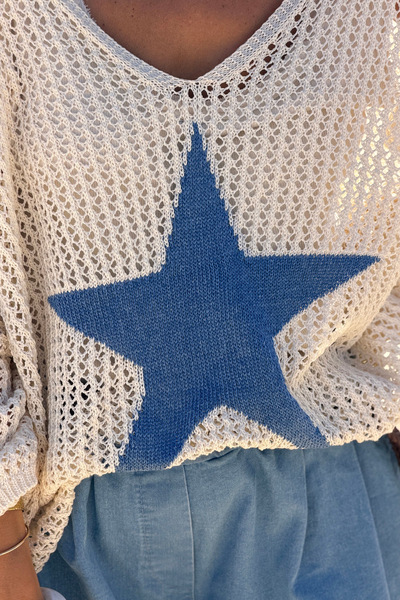 Top pull ajouré style crochet beige en maille coton motif étoile bleu jean
