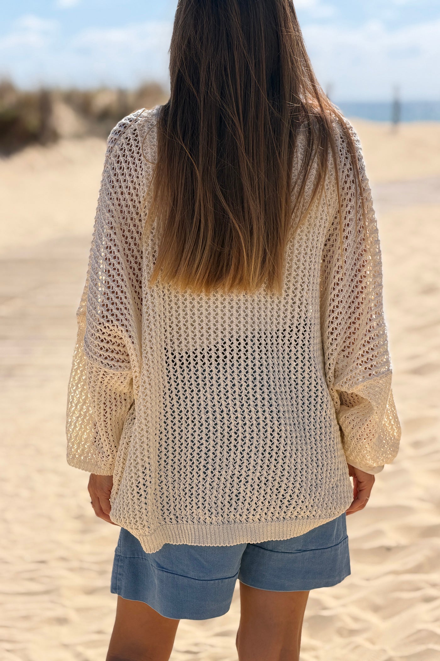 Top pull ajouré style crochet beige en maille coton motif étoile bleu jean