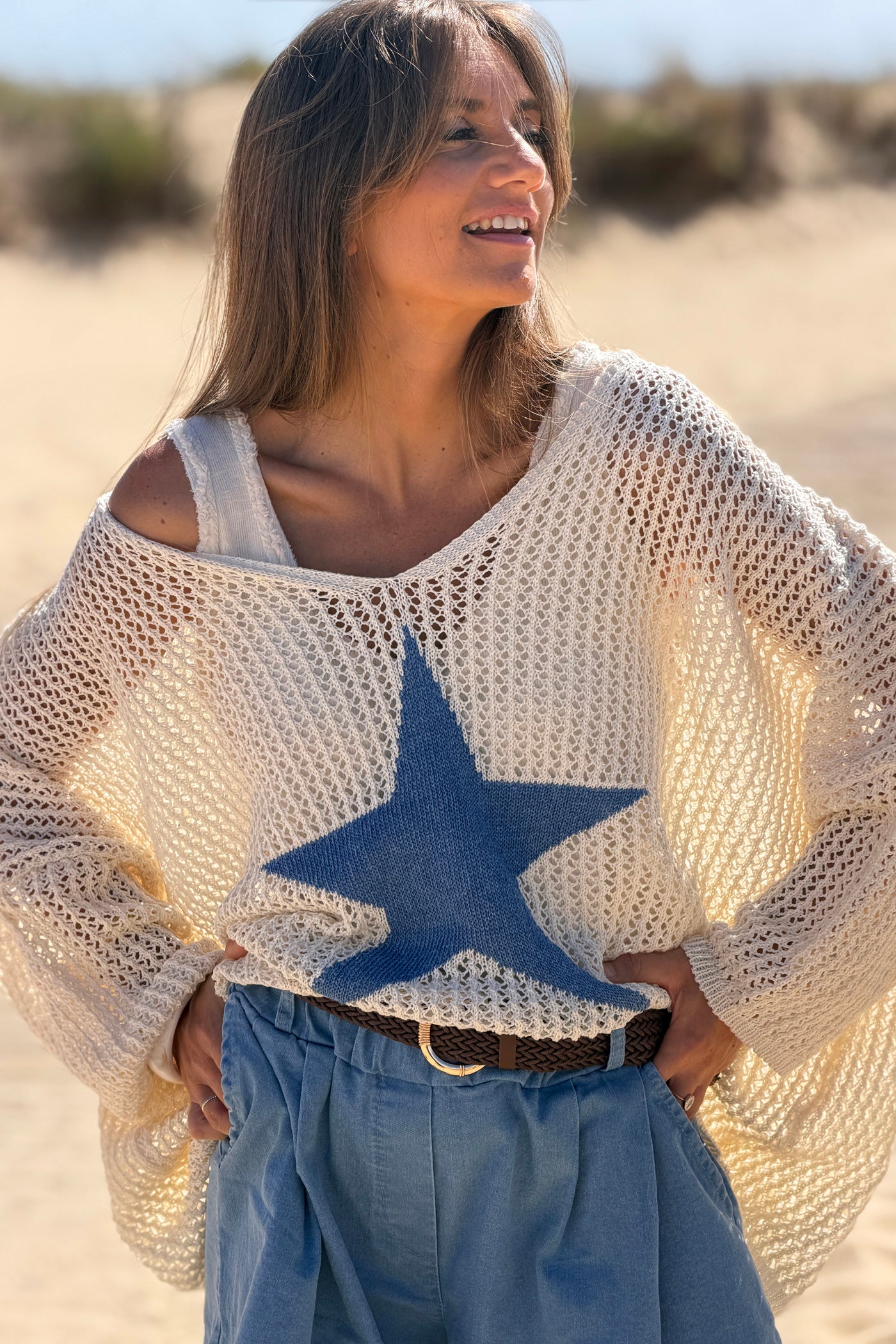 Top pull ajouré style crochet beige en maille coton motif étoile bleu jean