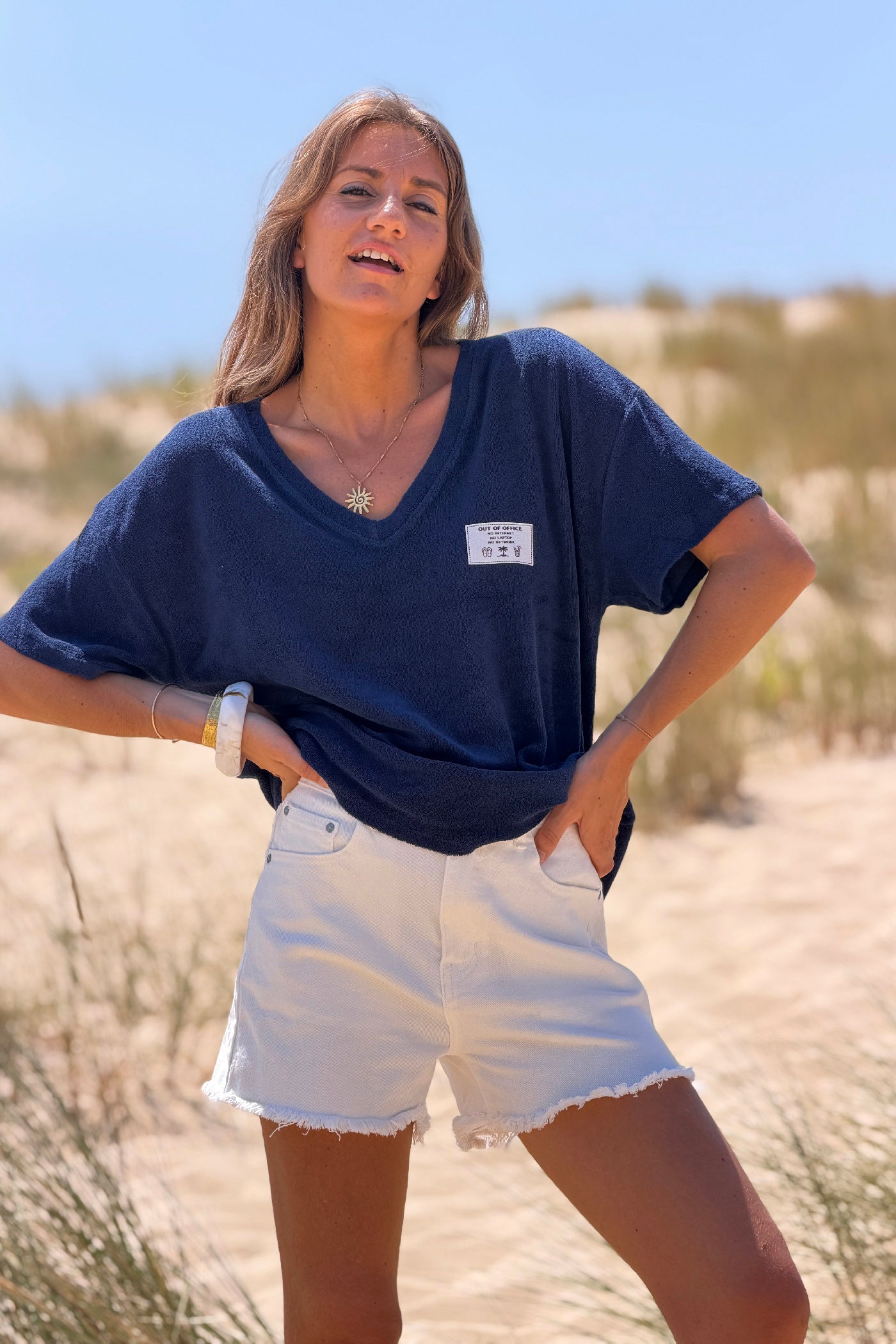 Top tshirt en éponge bleu marine détail étiquette Out of office vacances col v