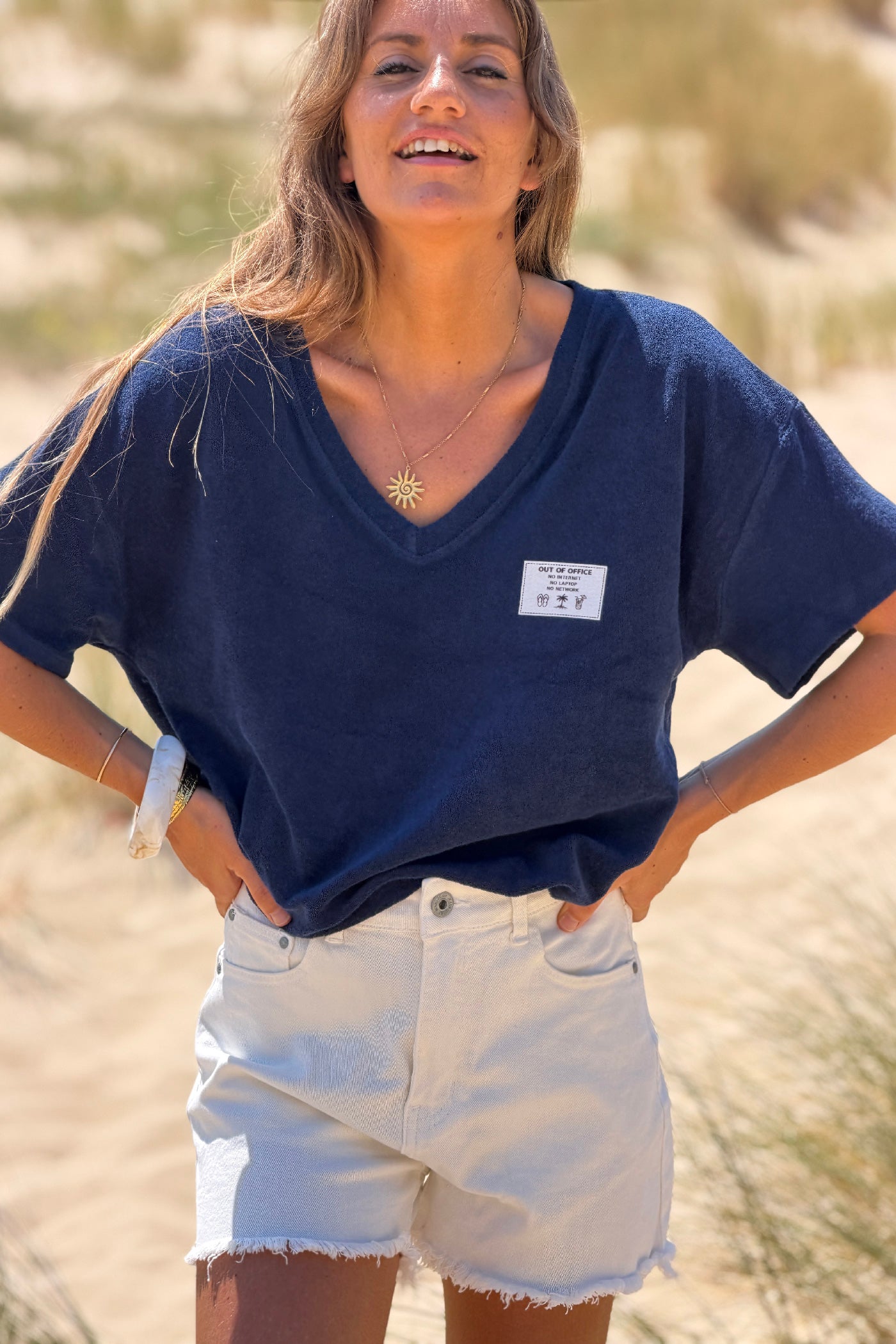 Top tshirt en éponge bleu marine détail étiquette Out of office vacances col v