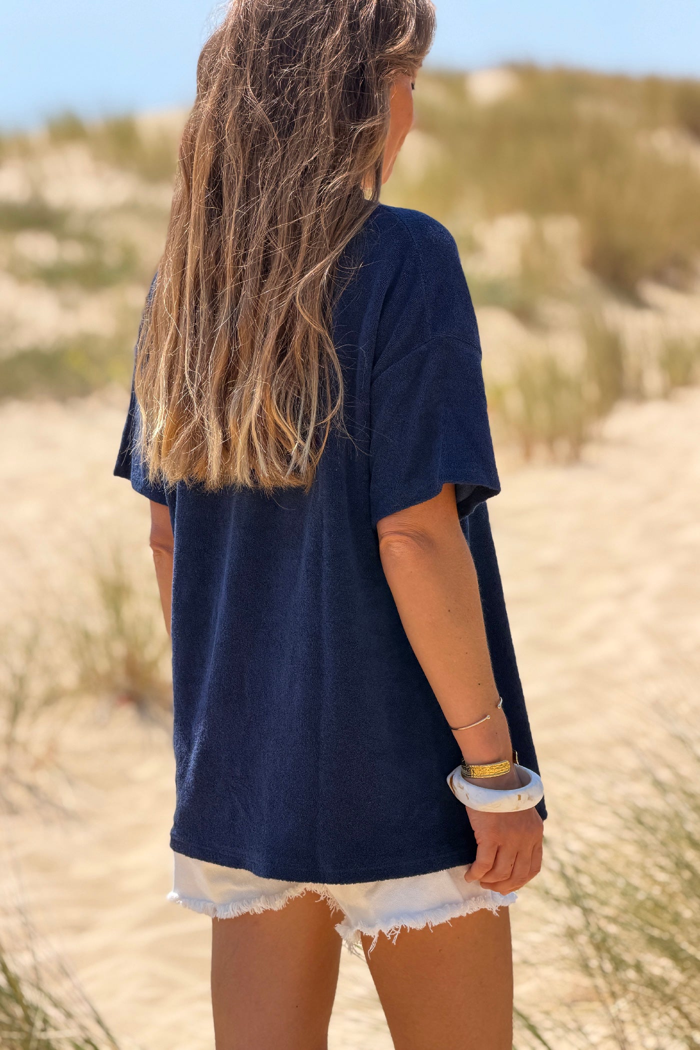 Top tshirt en éponge bleu marine détail étiquette Out of office vacances col v