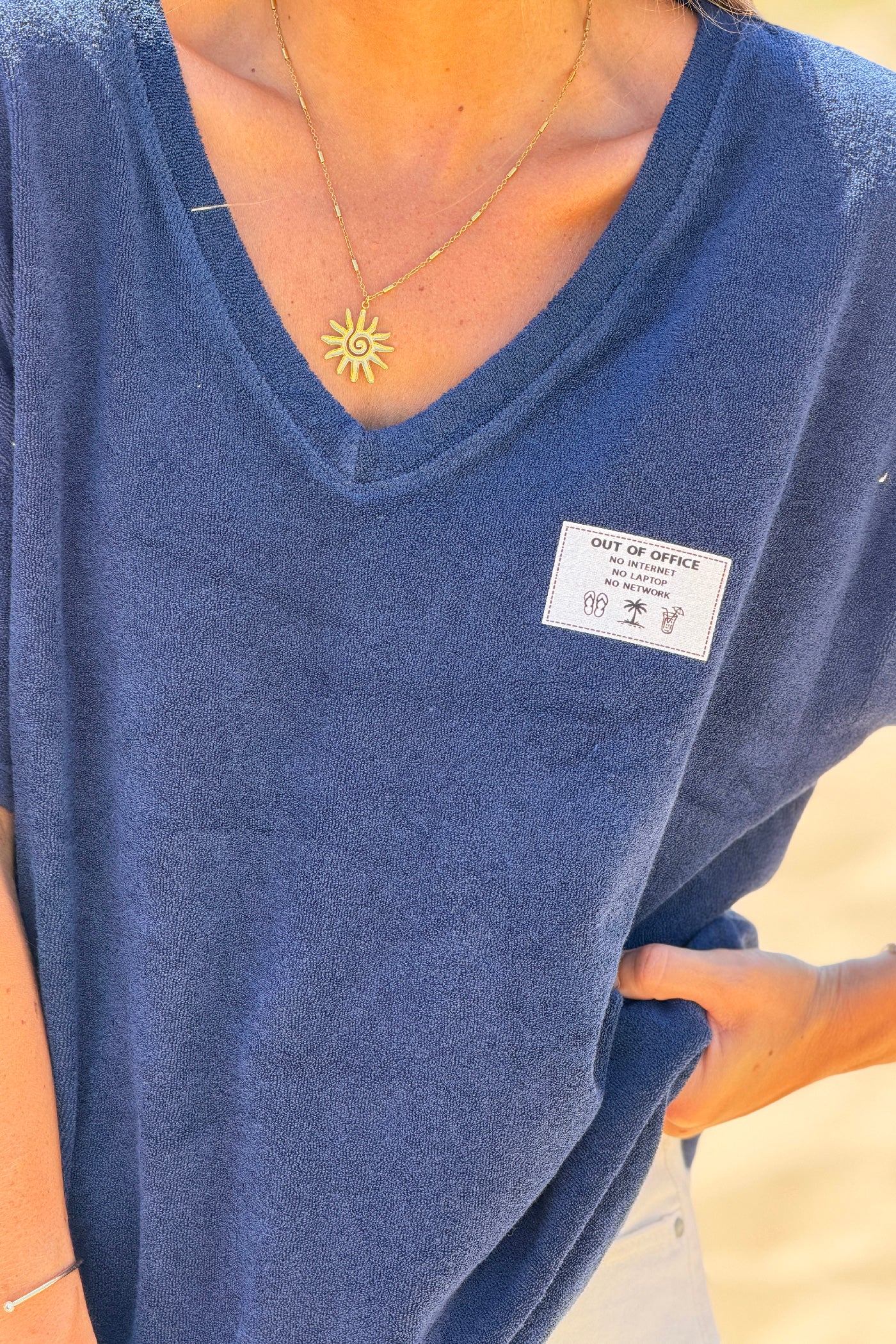 Top tshirt en éponge bleu marine détail étiquette Out of office vacances col v
