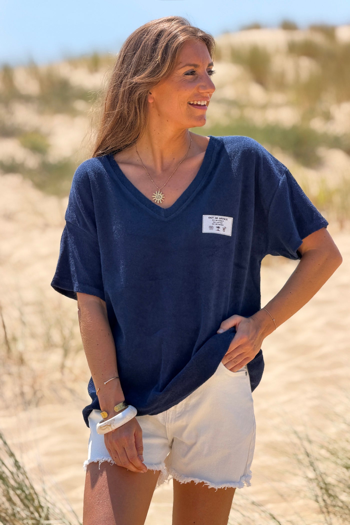 Top tshirt en éponge bleu marine détail étiquette Out of office vacances col v