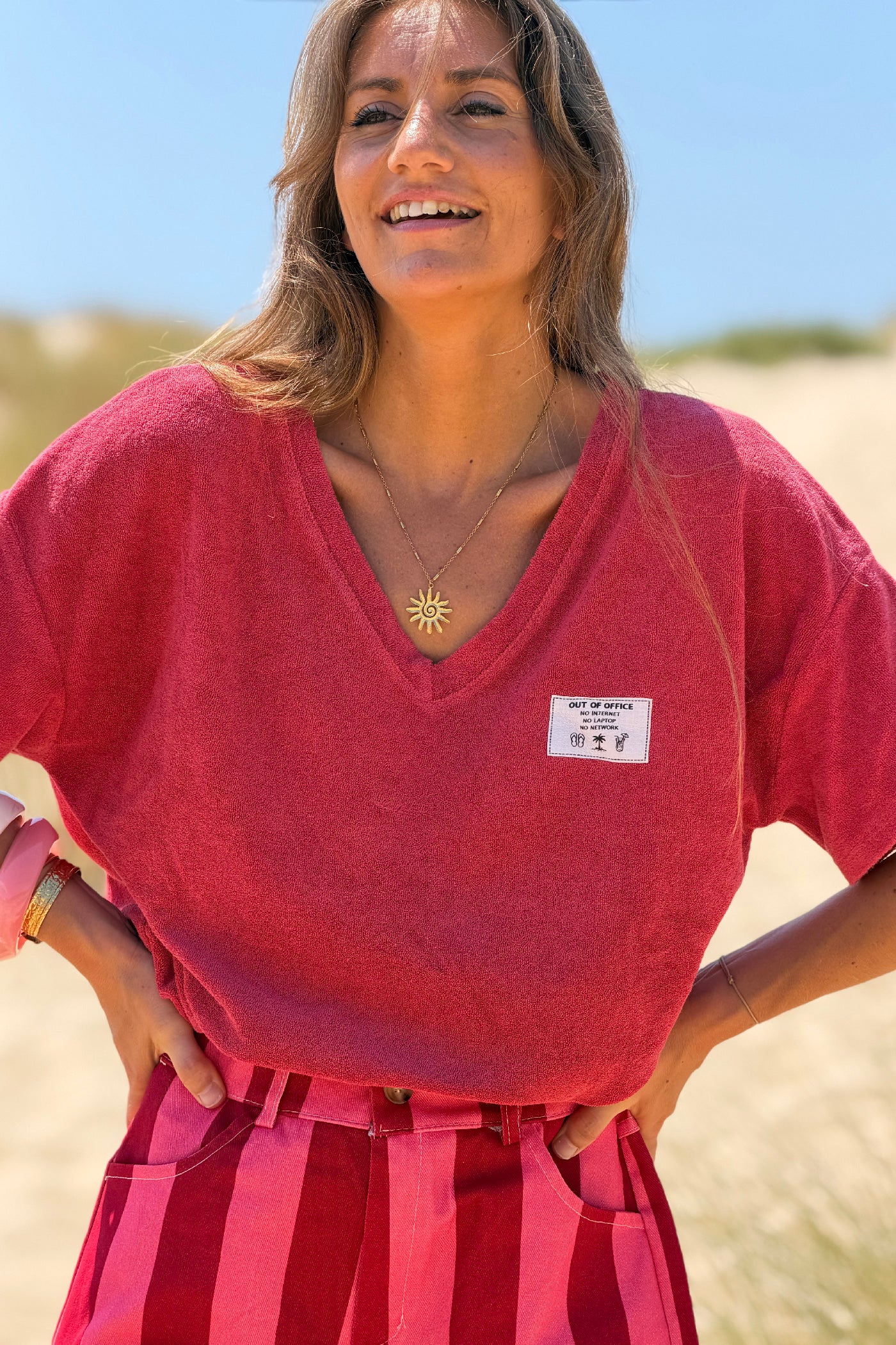 Top tshirt en éponge framboise détail étiquette Out of office vacances col v