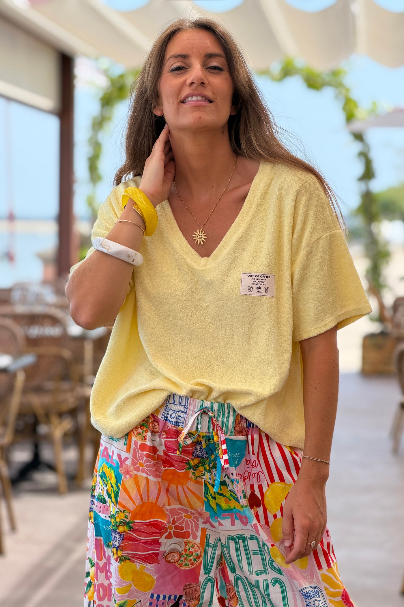 Top tshirt en éponge jaune pâle détail étiquette Out of office vacances col v