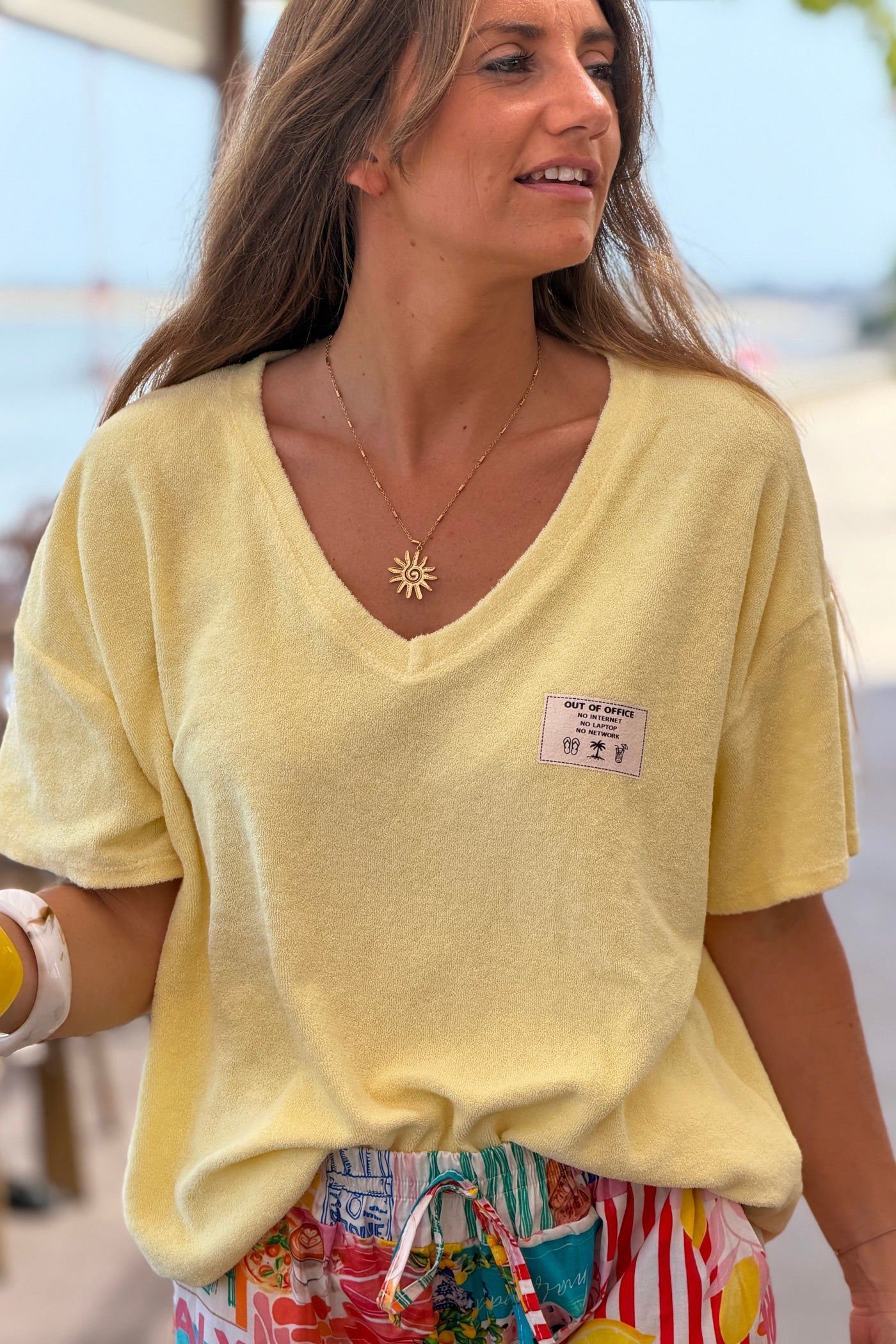 Top tshirt en éponge jaune pâle détail étiquette Out of office vacances col v