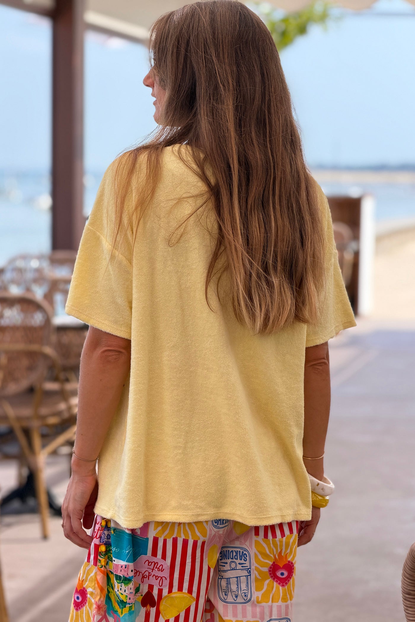Top tshirt en éponge jaune pâle détail étiquette Out of office vacances col v
