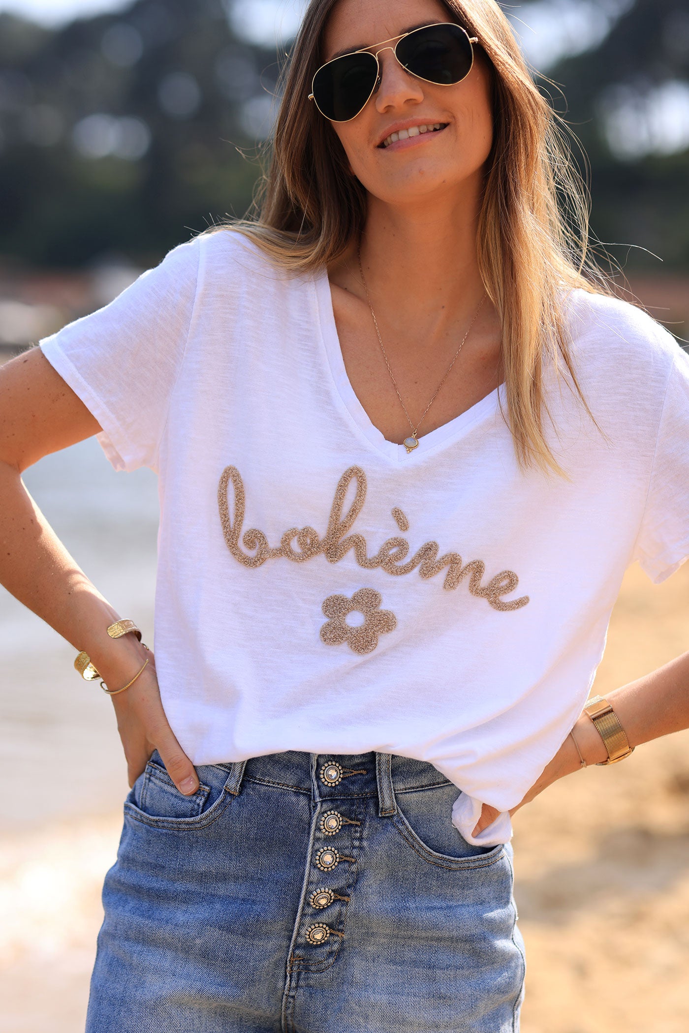 T-shirt blanc en coton col v Bohème et fleurs bouclettes beige