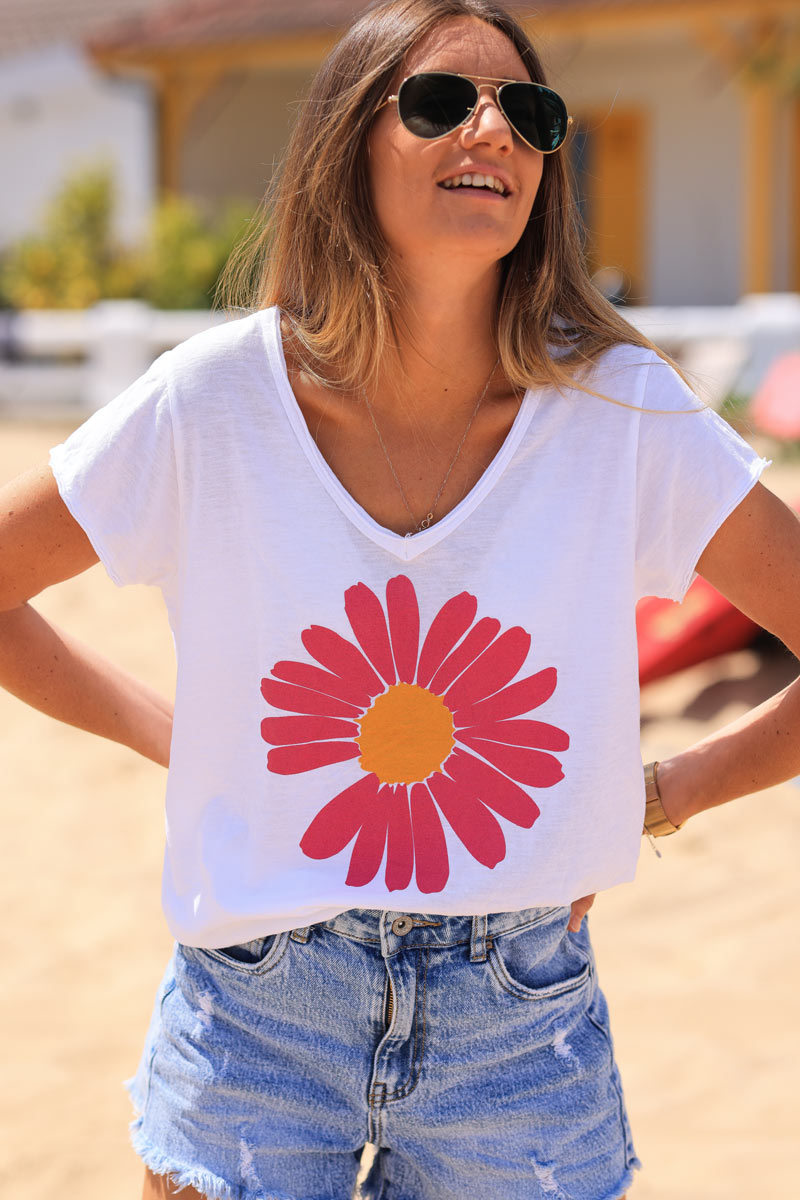 White V-neck cotton t-shirt with large fuchsia daisy print
