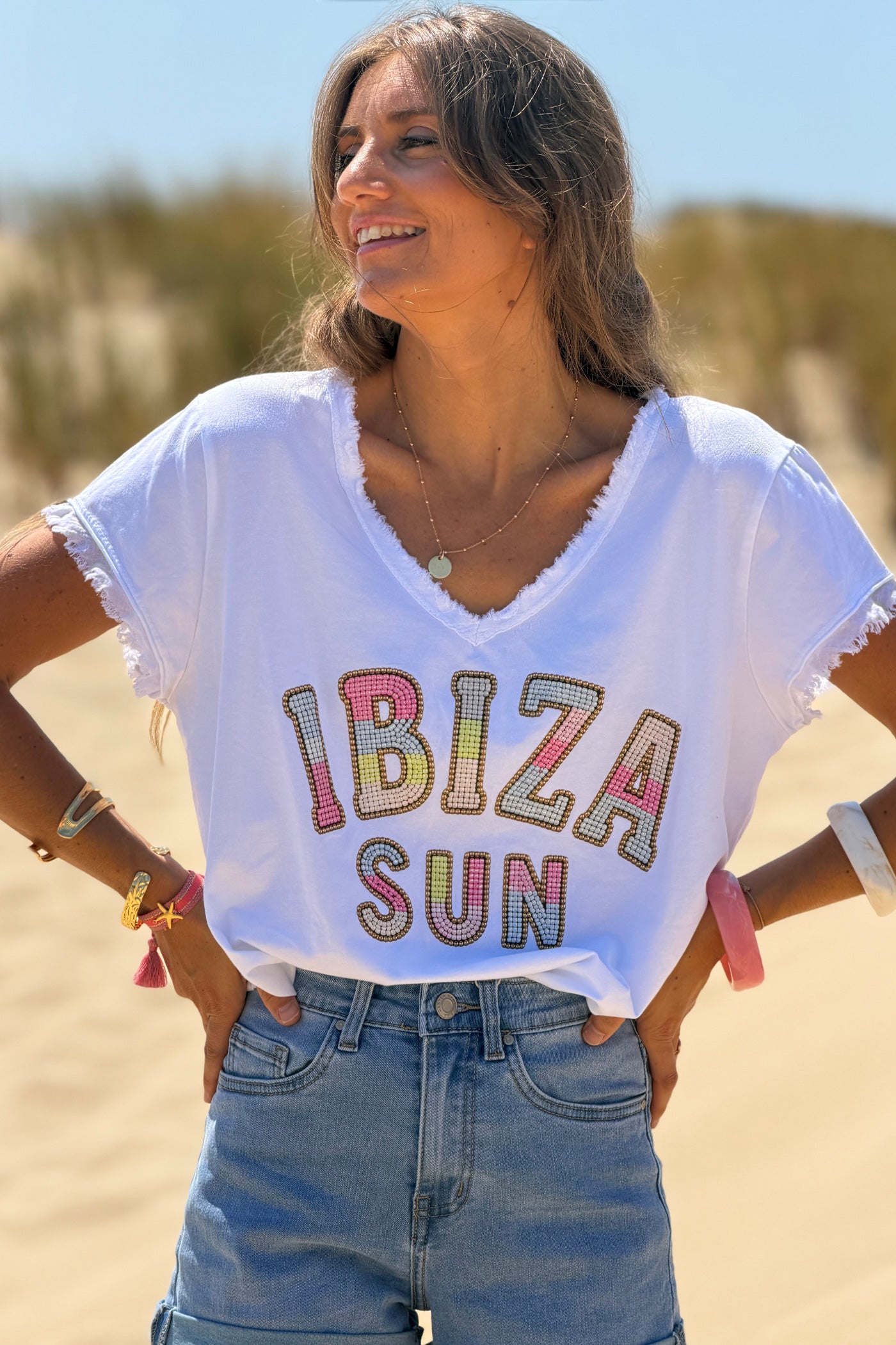 Tshirt blanc en coton imprimé Ibiza effet perles colorées col v franges