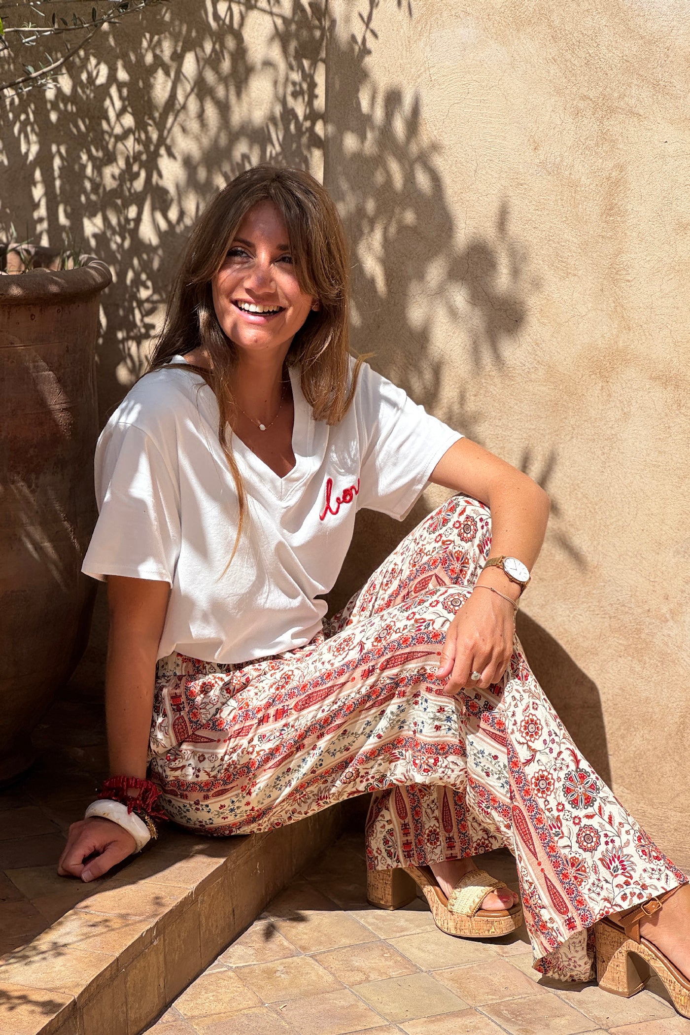Tshirt blanc en coton stretch broderie soleil Love is the sun rouge