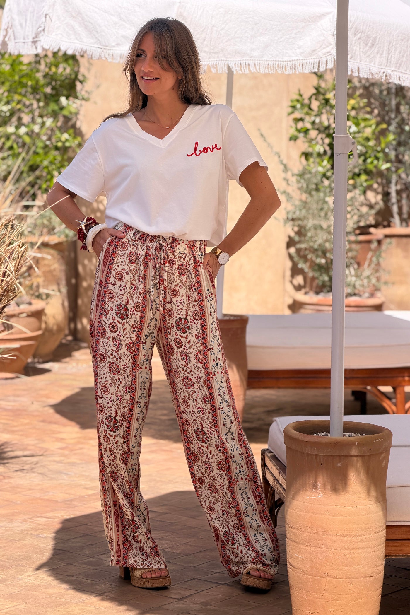Tshirt blanc en coton stretch broderie soleil Love is the sun rouge