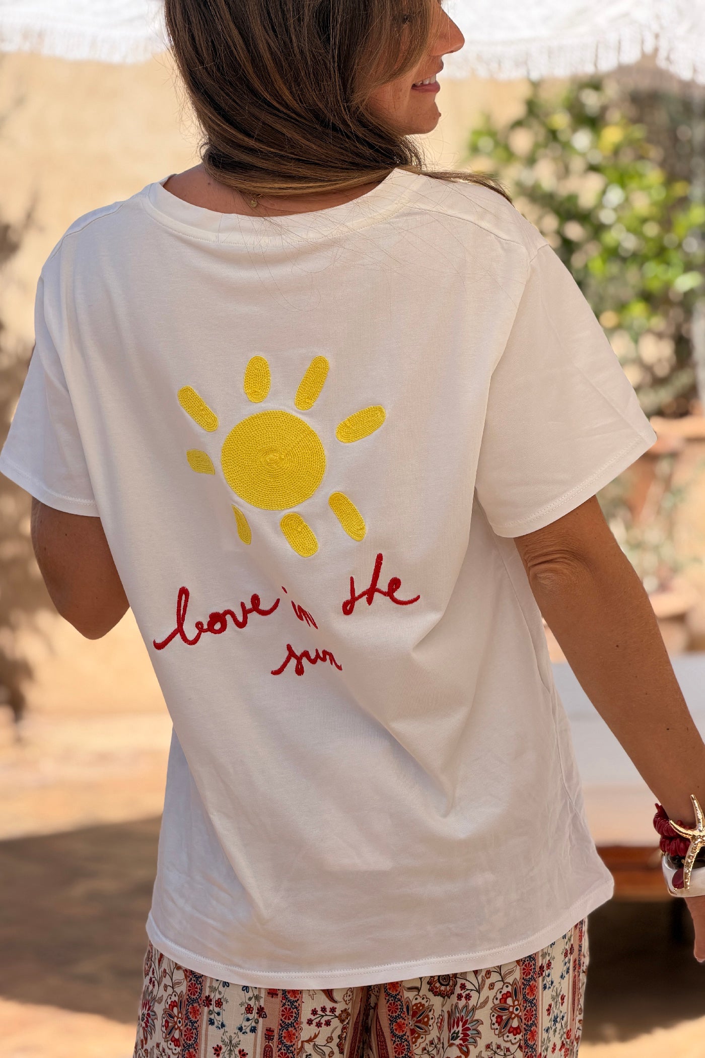Tshirt blanc en coton stretch broderie soleil Love is the sun rouge