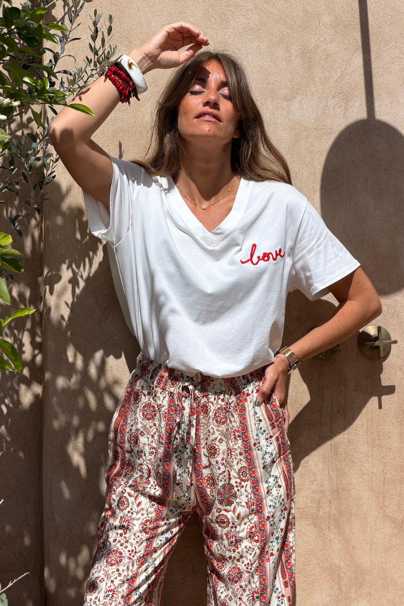 Tshirt blanc en coton stretch broderie soleil Love is the sun rouge