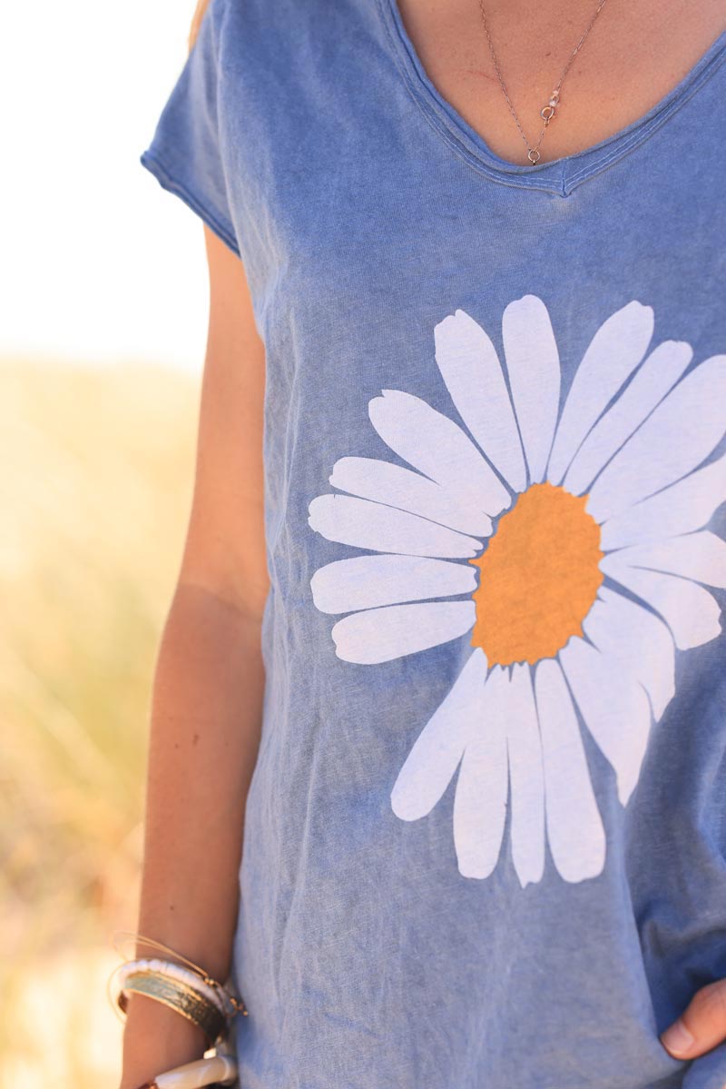 T-shirt bleu jean en coton col v motif marguerite