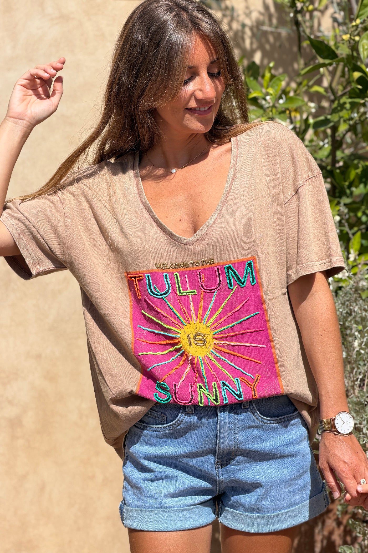 Tshirt camel délave détails Tulum is Sunny en perles colorées col v