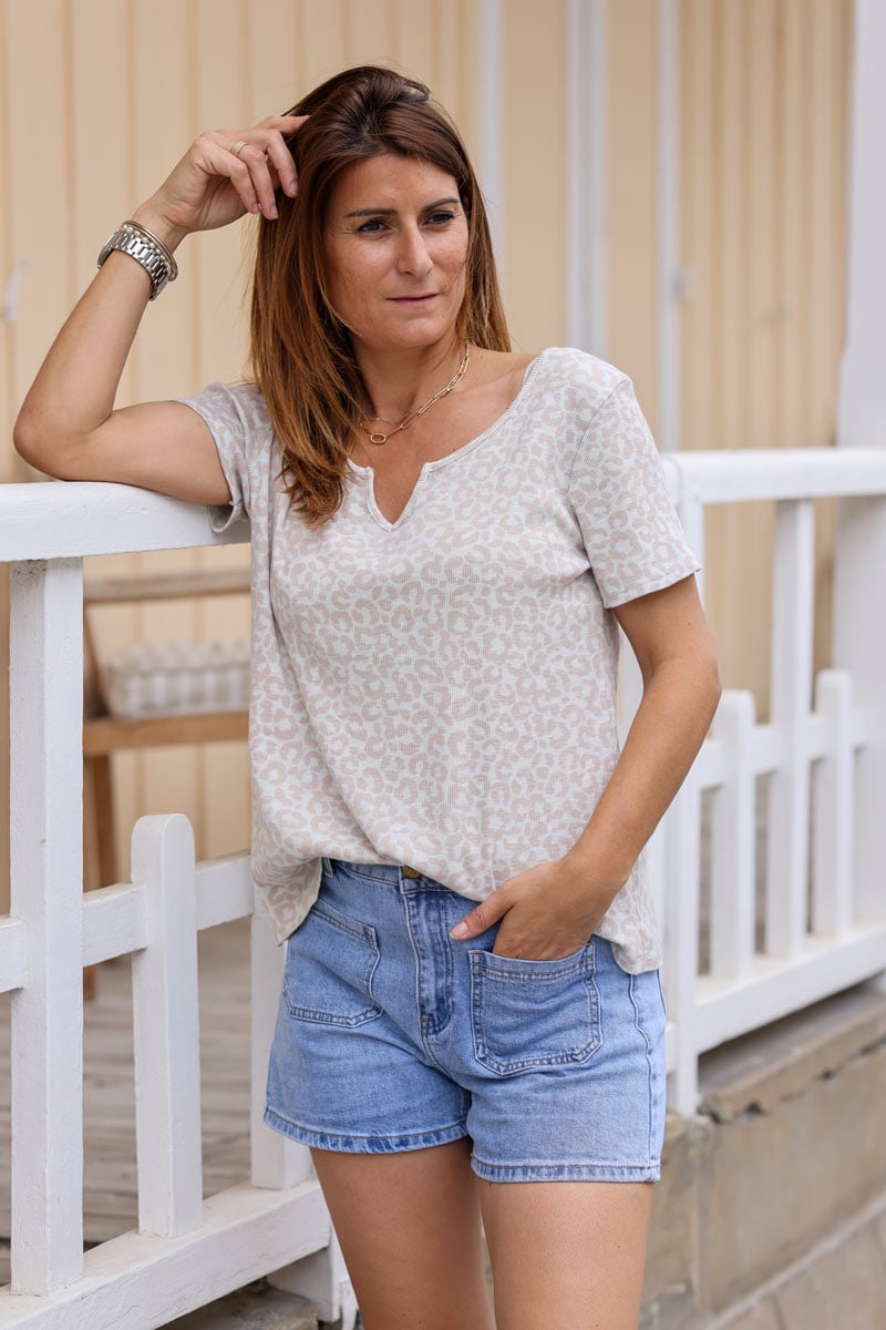 Tshirt cotele col ouvert v motifs leopard beige h190 (1)