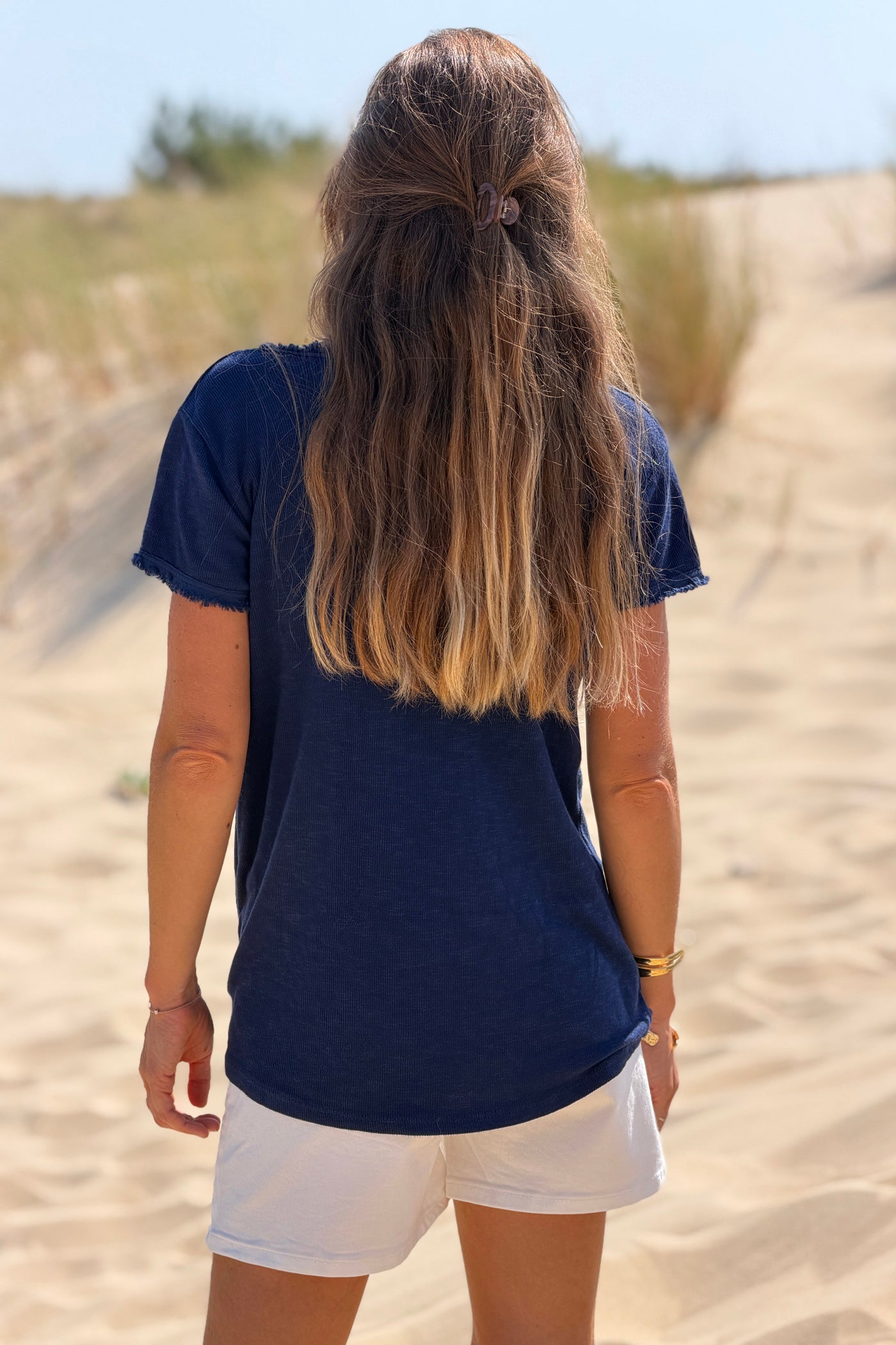 T-shirt bleu marine en coton stretch col V avec finitions franges