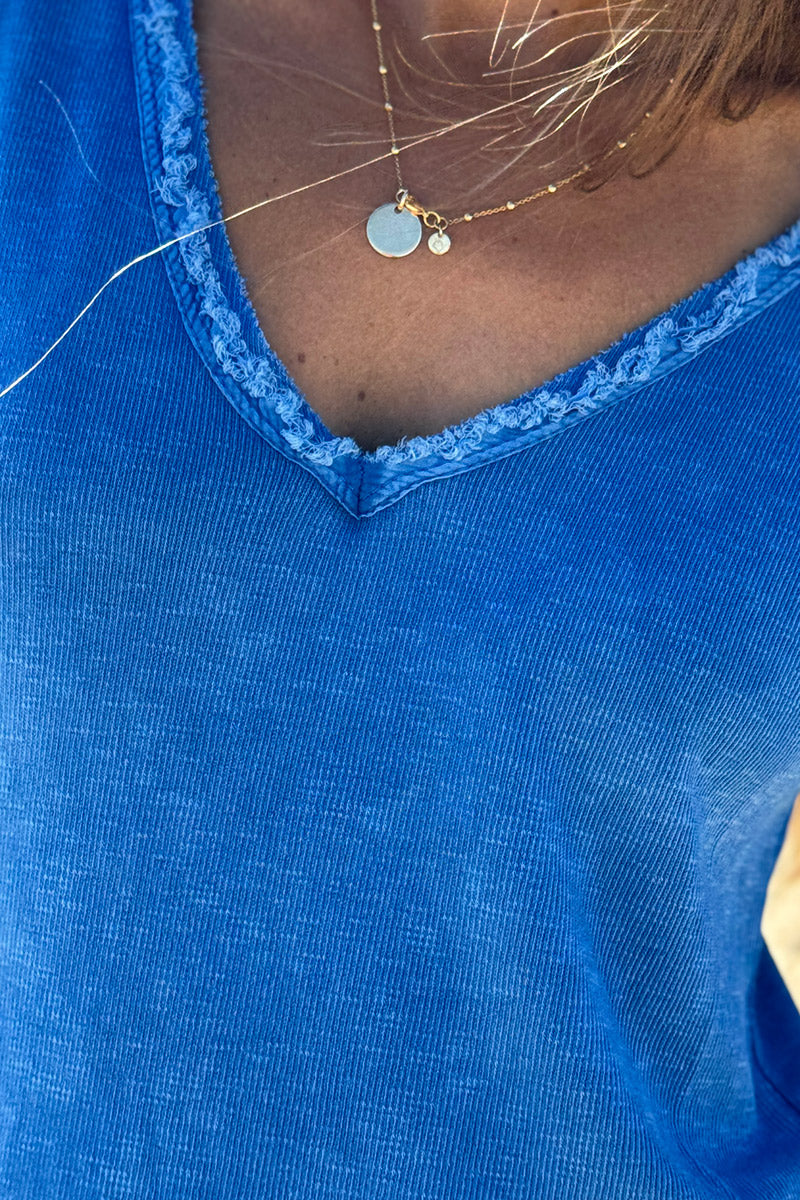 Camiseta de algodón elástico desteñido azul real con pequeños flecos