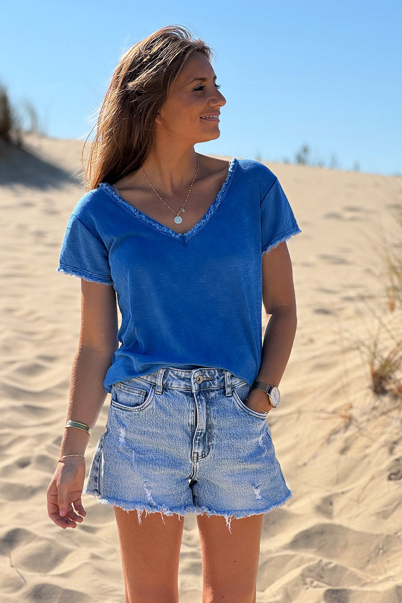 Camiseta de algodón elástico desteñido azul real con pequeños flecos
