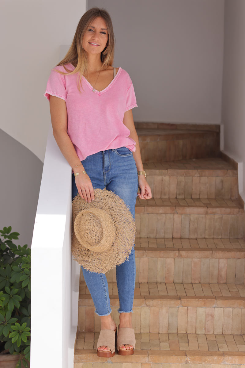 Camiseta de algodón elástico fucsia desteñida con pequeños acabados de flecos