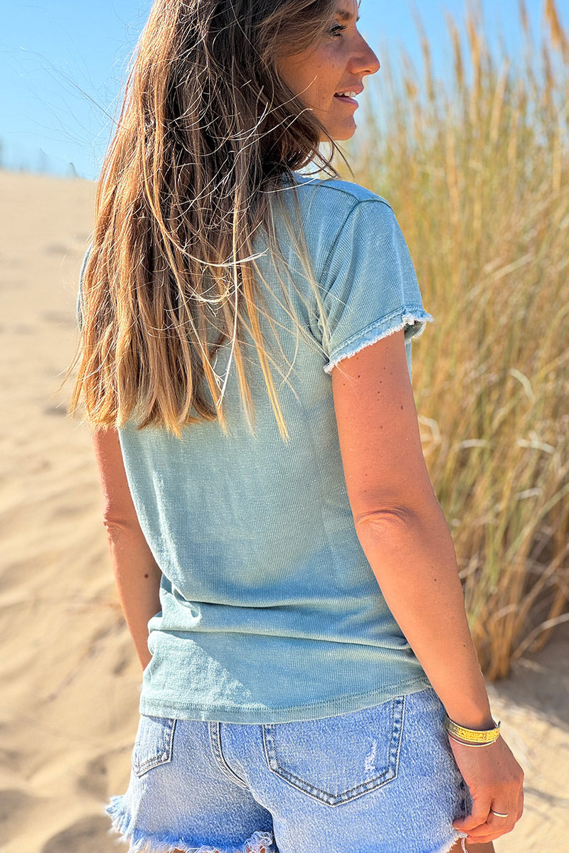 Camiseta de algodón elástico color salvia con pequeños flecos