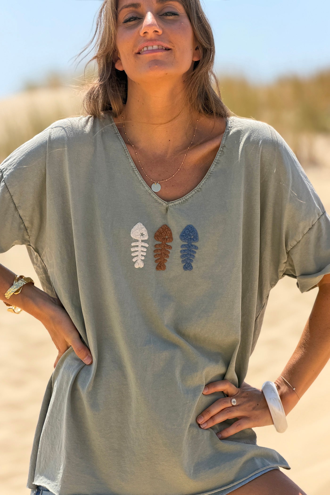 Tshirt coupe loose col v kaki délavé trio poisson en bouclettes