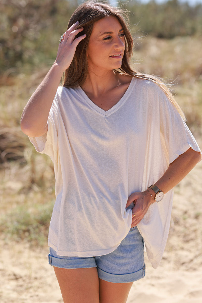 Camiseta suave, holgada y de color crudo con mangas cortas de murciélago.