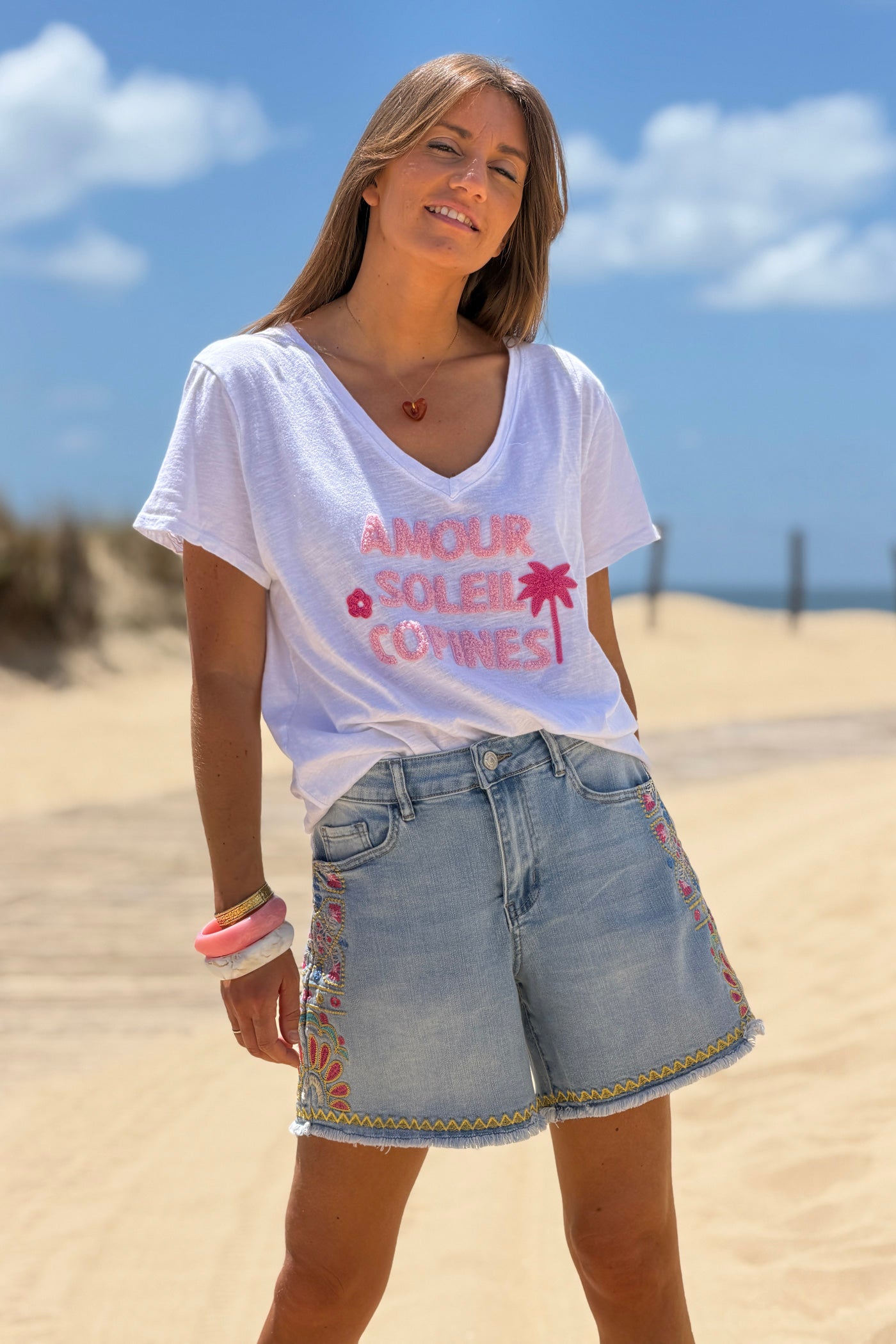 Tshirt en coton blanc broderie bouclettes éponge rose Amour soleil copines
