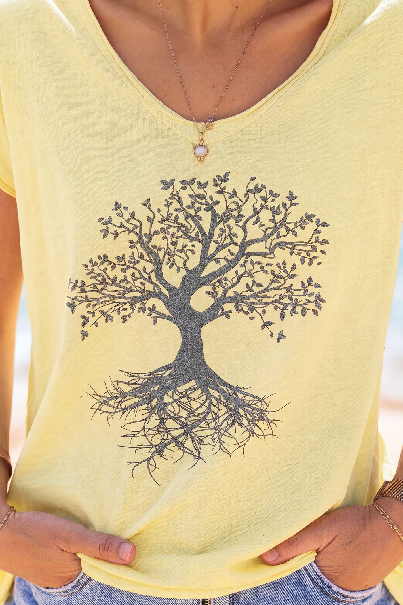 T-shirt jaune pâle en coton col V avec arbre de vie brillant