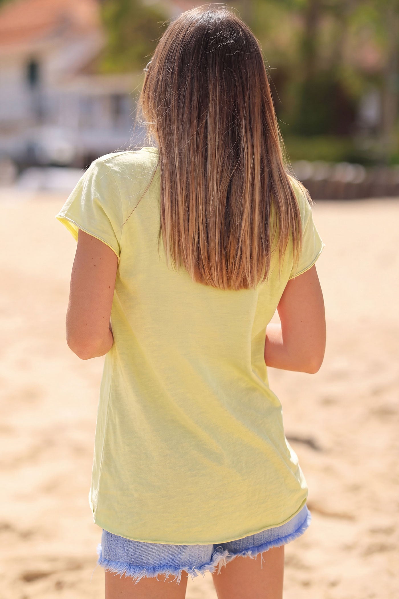 T-shirt jaune pâle en coton col V avec arbre de vie brillant