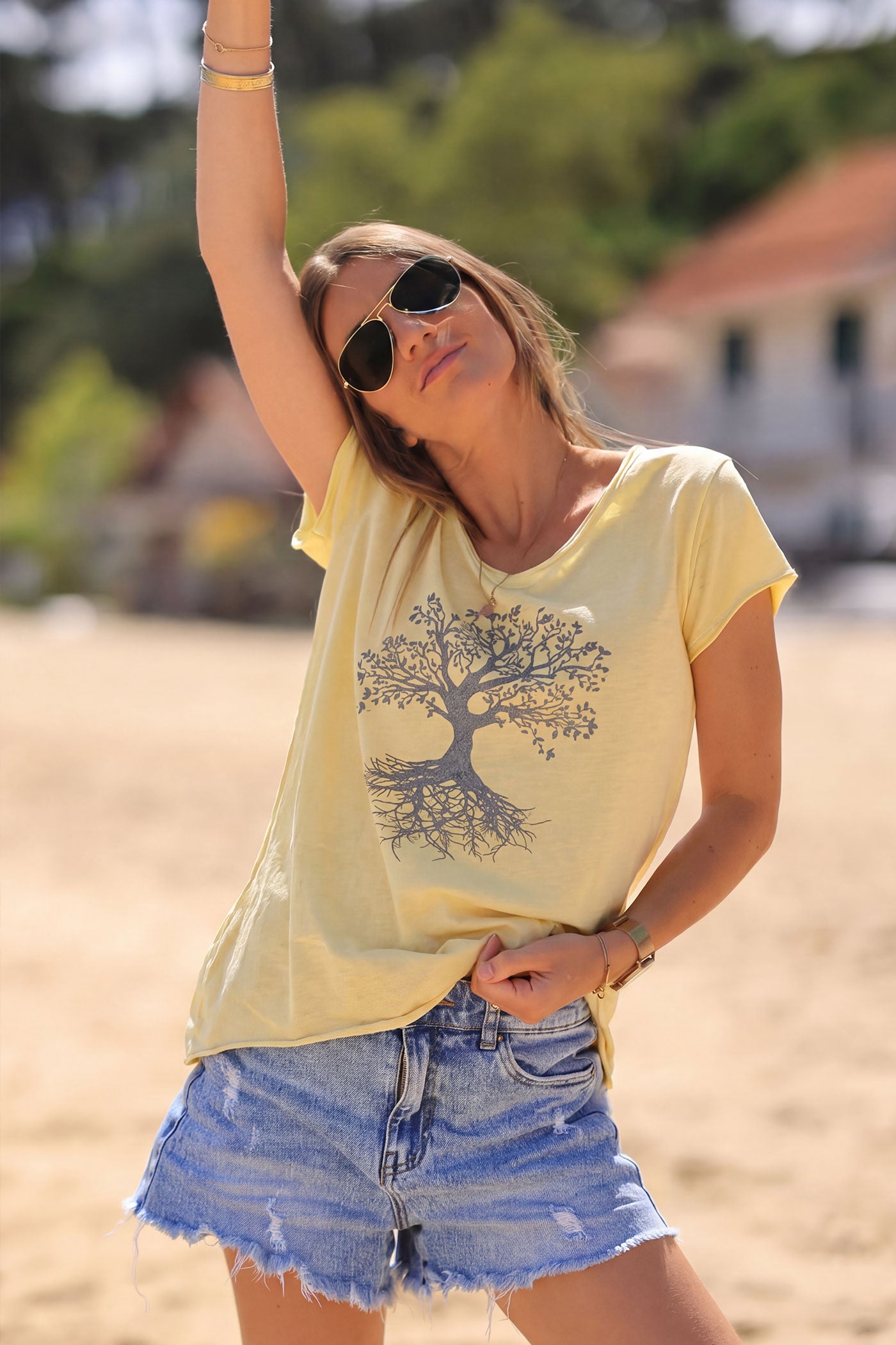 T-shirt jaune pâle en coton col V avec arbre de vie brillant