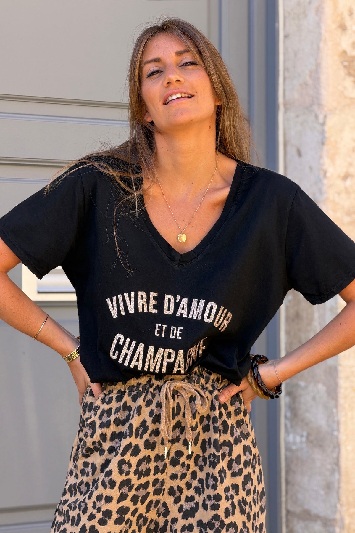 Tshirt noir col V manches courtes vivre d'amour et de champagne en doré