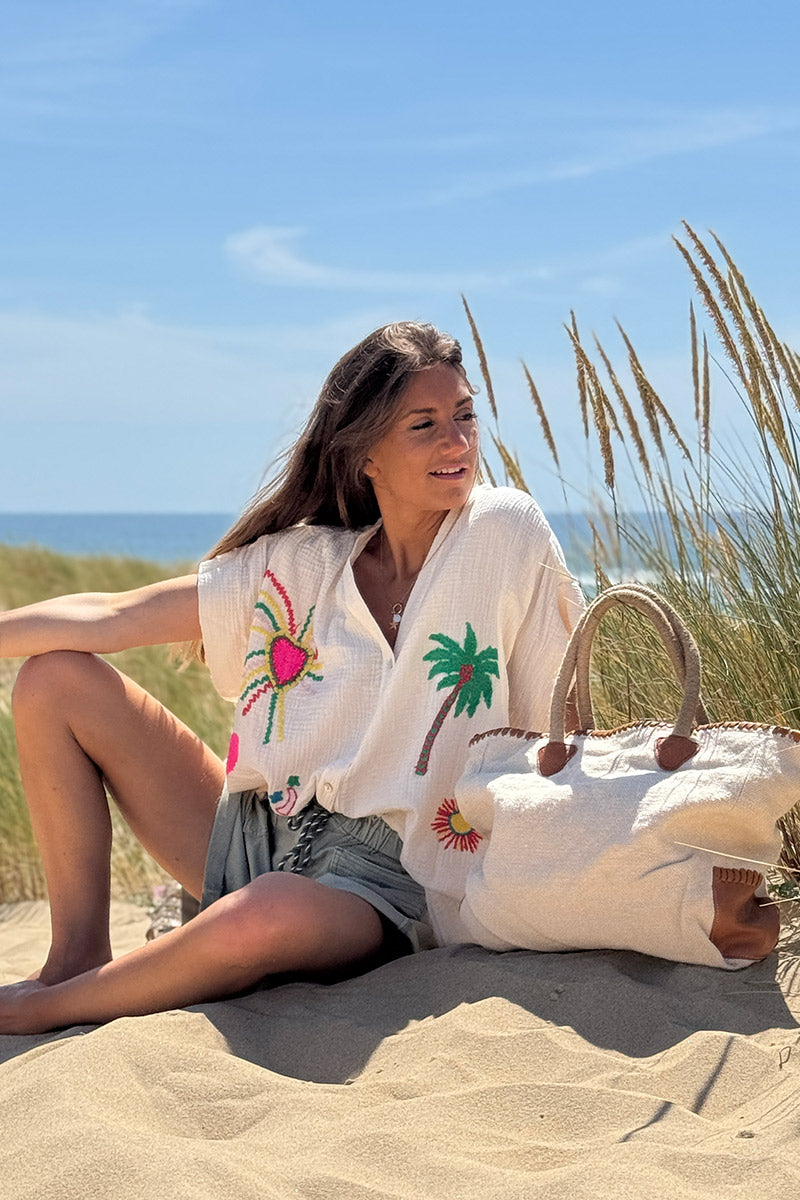 Túnica beige con botones en gasa de algodón con bordados de símbolos de verano coloridos