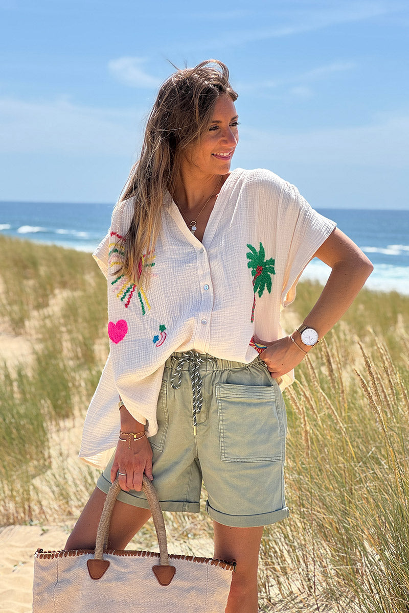 Túnica beige con botones en gasa de algodón con bordados de símbolos de verano coloridos