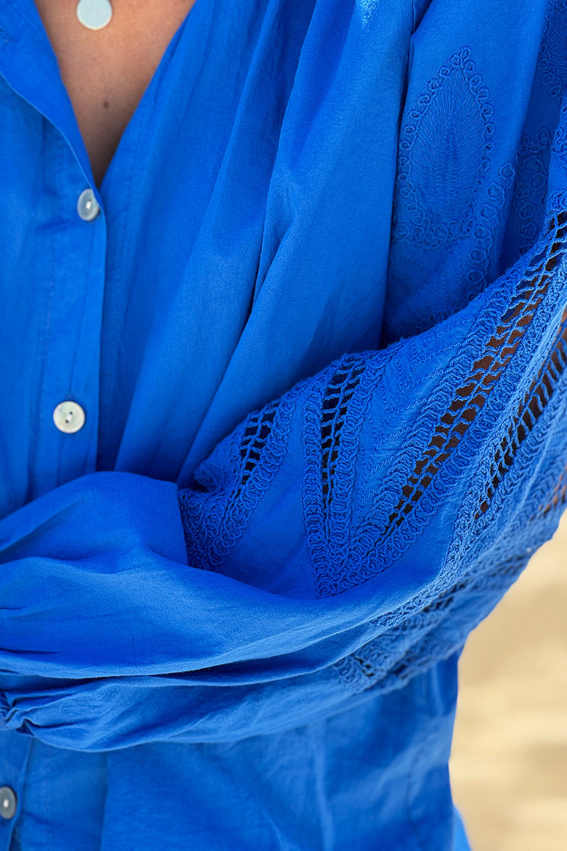 Tunique bleu roi à boutons manches ajourées motifs en crochet