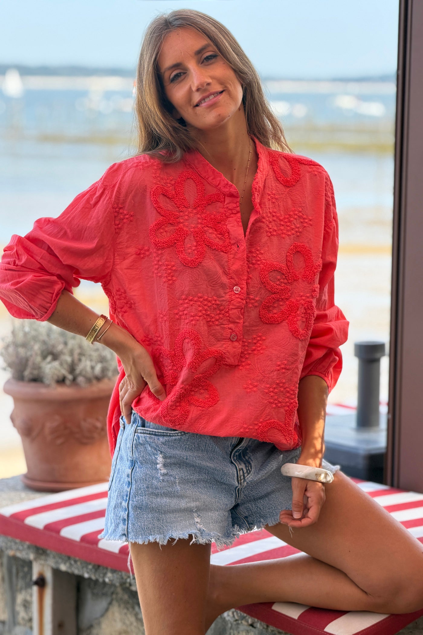 Tunique corail en coton col boutons et broderie fleurs en éponge
